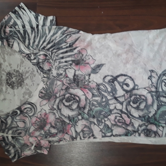 Sheer flowered v-neck t-shirt - Picture 6 of 11